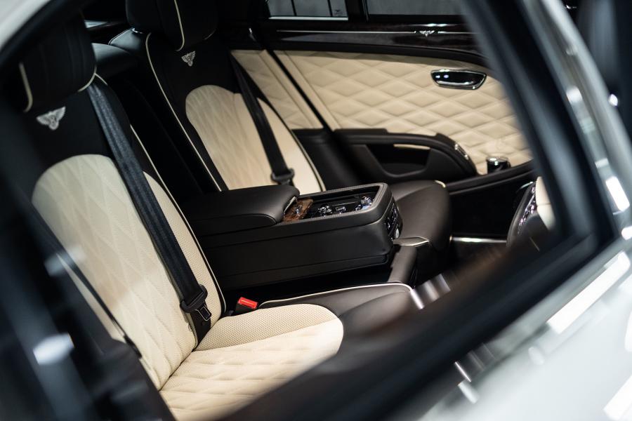 Интерьер Bentley Mulsanne 2016 года  (JP) (фото 12 из 19)